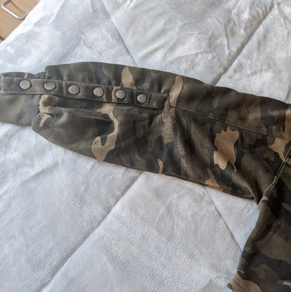 Camo Cropped Hoodie - Picture 6 of 7